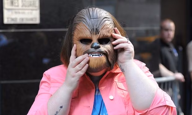 Candace Payne và chiếc mặt nạ Chewbacca. Ảnh:BuzzFoto. Facebook Live – 'con quai vat' lam thay doi the gioi hinh anh 1