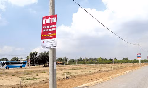 Bảng quảng cáo bất động sản ăn theo dự án sân bay Long Thành được treo khắp nơi ở Đồng Nai. Ảnh: NB Bảng quảng cáo bất động sản ăn theo dự án sân bay Long Thành được treo khắp nơi ở Đồng Nai. Ảnh: NB