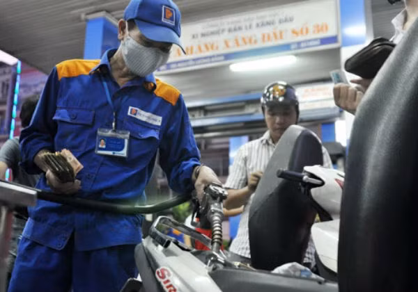 Xăng tăng giá vì thuế môi trường: Tài chính nói không, Công thương bảo có ảnh 1 Xăng tăng giá vì thuế môi trường: Tài chính nói không, Công thương bảo có ảnh 1