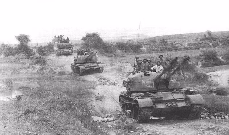 Một đơn vị ZSU -57 -2 của phòng không Việt Nam hành quân chiến đấu. Ảnh lịch sử quân sự Nga