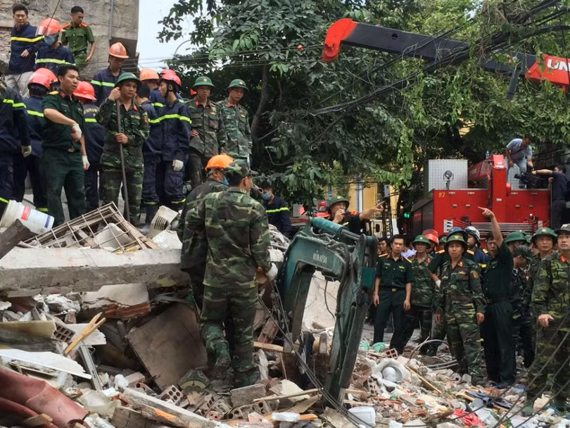 Ghi nhận tại hiện trường, vụ sập nhà rạng sáng nay đã làm 7 người thương vong.