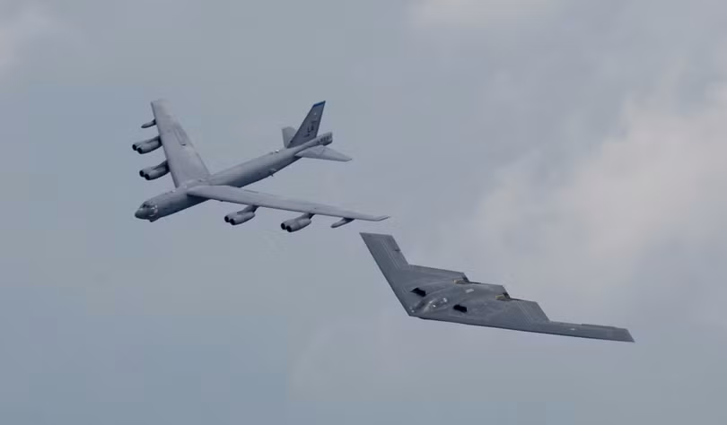 Máy bay ném bom chiến lược B-2 Spirit và B-2 của Mỹ bay thị uy ở Biển Đông