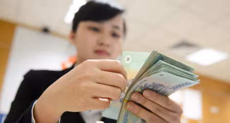 Lãi lớn, lương cao: Nhân viên ngân hàng lại sướng ảnh 2 Lãi lớn, lương cao: Nhân viên ngân hàng lại sướng ảnh 2