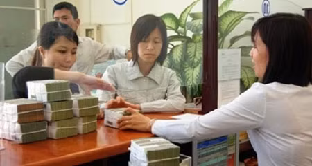 Lãi lớn, lương cao: Nhân viên ngân hàng lại sướng ảnh 1 Lãi lớn, lương cao: Nhân viên ngân hàng lại sướng ảnh 1