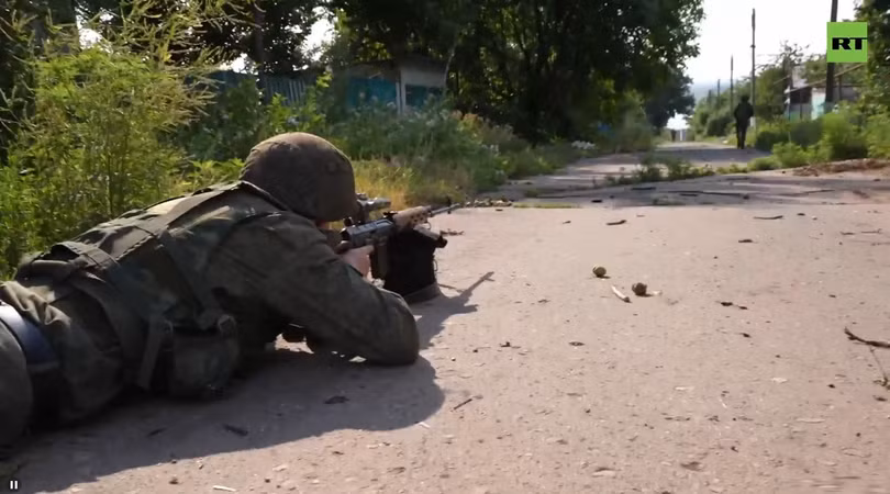 Dân quân Luhansk tấn công vào làng Novoluganskoye. Ảnh minh họa video