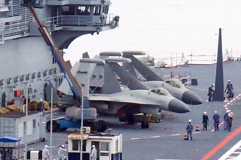 Hai máy bay J-15D Roaring Shark trên boong tàu sân bay Sơn Đông. Trung Quốc. Ảnh SMCP. Hai máy bay J-15D Roaring Shark trên boong tàu sân bay Sơn Đông. Trung Quốc. Ảnh SMCP.
