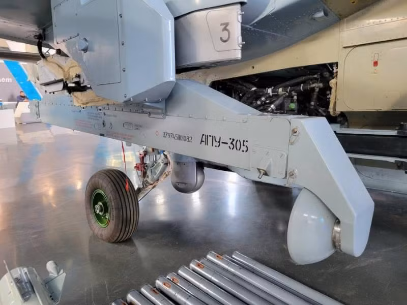 Thiết bị mang phóng tên lửa không đối đất “Izdeliye 305” LMUR APU-305 trên trực thăng Ka-52. Ảnh Top War. Thiết bị mang phóng tên lửa không đối đất “Izdeliye 305” LMUR APU-305 trên trực thăng Ka-52. Ảnh Top War.
