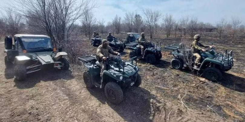 Quân đội Ukraine trên các ATV của Latvia. Ảnh: LV-Tech Quân đội Ukraine trên các ATV của Latvia. Ảnh: LV-Tech