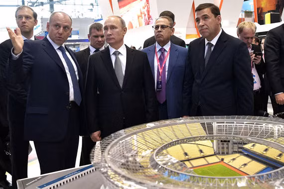 Tổng thống Putin xem mô hình sân vận động đang được xây dựng tại Yekaterinburg chuẩn bị cho Giải vô địch bóng đá thế giới 2018.