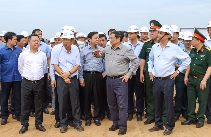 Thủ tướng thị sát công trường xây dựng và trao đổi chủ đầu tư, đơn vị thi công về dự án thành phần các công trình thiết yếu trong cảng hàng không thuộc dự án đầu tư xây dựng Cảng hàng không quốc tế Long Thành giai đoạn 1 (Ảnh: VGP) Thủ tướng thị sát công trường xây dựng và trao đổi chủ đầu tư, đơn vị thi công về dự án thành phần các công trình thiết yếu trong cảng hàng không thuộc dự án đầu tư xây dựng Cảng hàng không quốc tế Long Thành giai đoạn 1 (Ảnh: VGP)