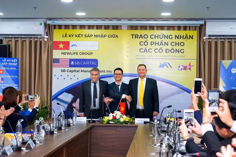 Ông Nguyễn Văn Anh (đứng giữa) trong lễ ký kết giữa Newlife Group và SB Capital Management INC