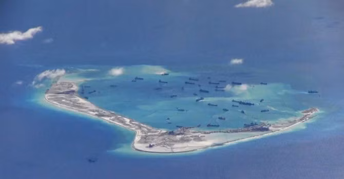 Hình ảnh do máy bay trinh sát Mỹ P-8A chụp được ngày 21/05/2015 cho thấy nhiều tàu hút