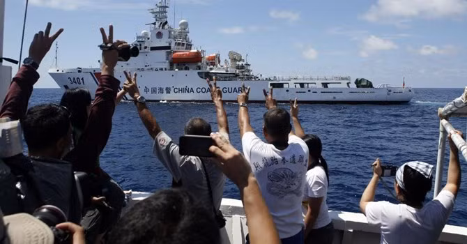 Tàu Tuần duyên Trung Quốc đang tìm cách cắt đường tàu tiếp tế Philippines. Ảnh của phóng viên Reuters trên tàu Philippines. 