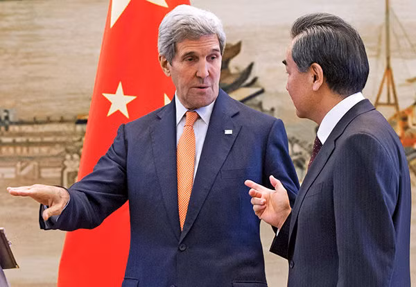 Ông John Kerry đã không trả lời câu hỏi về chuyện đưa tàu, máy bay Mỹ vào trong phạm vi 12 hải lý các điểm Trung Quốc chiếm đóng ở Trường Sa trong họp báo với Ngoại trưởng Trung Quốc Vương Nghị - Ảnh: Reuters