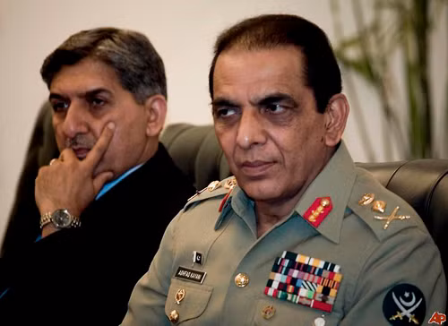 Tư lệnh quân đội Pakistan Ashfaq Parvez Kayani (phải) và Giám đốc ISI Ahmed Shuja Pasha thời còn đương chức. Ảnh: AP