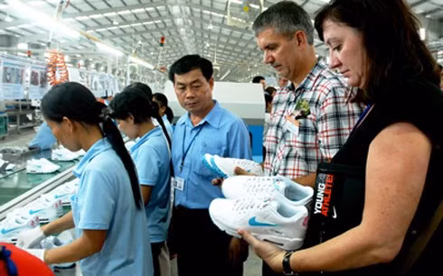 Kiểm tra chất lượng tại một nhà máy của Nike ở Việt Nam. (Ảnh: vibonline.com.vn)