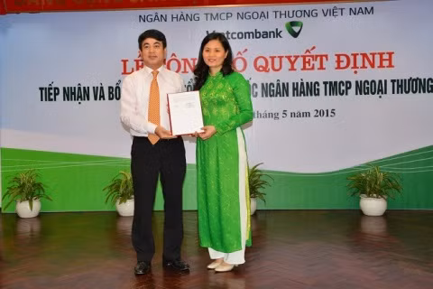 Ông Nghiêm Xuân Thành - Chủ tịch HĐQTtrao quyếtđịnh cho bà Đinh Thị Thái 