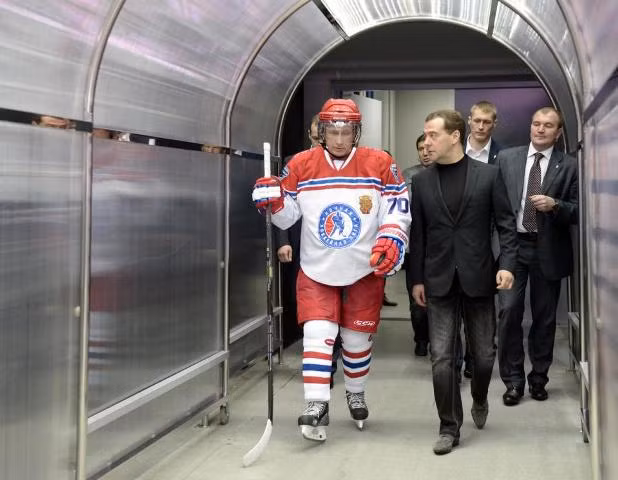 Điều đặc biệt là Thủ tướng Dmitry Medvedev cũng tham gia sự kiện thể thao này với tư cách cổ động viên. Ảnh: Rianovosti