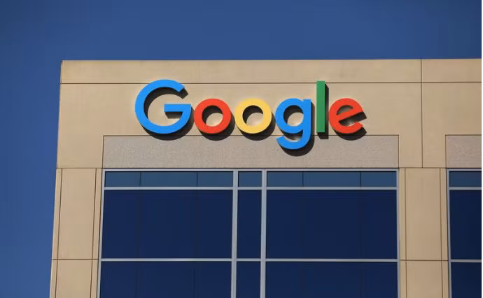 Logo của Google phía trên một tòa nhà của công ty tại Irvine, California, Hoa Kỳ. Ảnh Mike Blake chụp ngày 7/7/2017