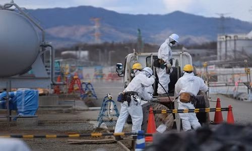 Các công nhân đang khắc phục sự cố tại nhà máy điện hạt nhân Fukushima. Ảnh: Christopher Furlong.