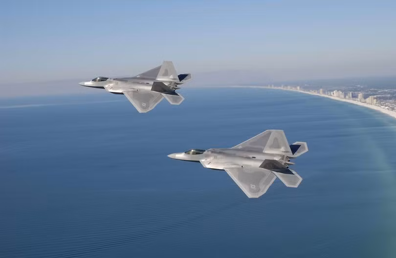 Máy bay F-22 Raptor Mỹ bay trên biển