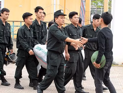 Những cái bắt tay xoa dịu một tuần căng thẳng
