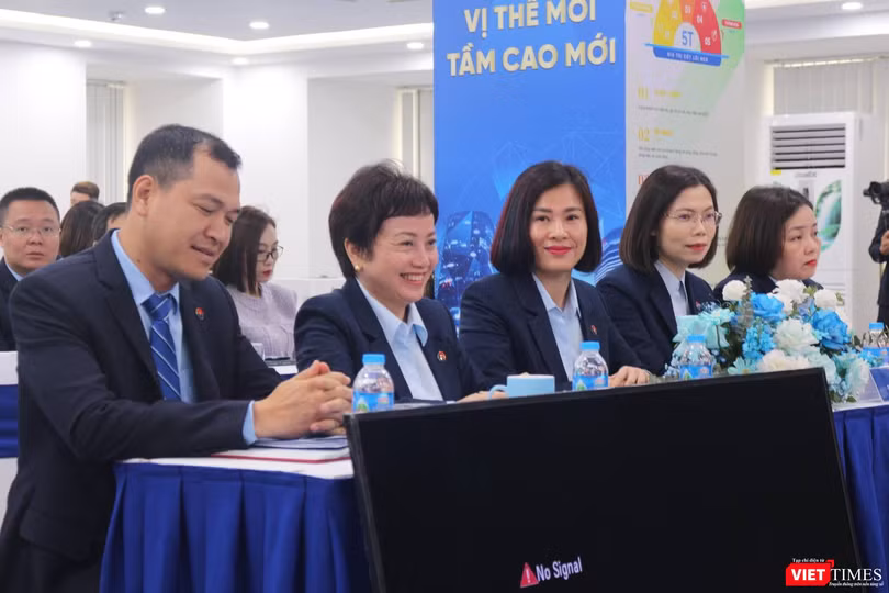 Bà Trương Lệ Hiền – Thành viên HĐQT NCB (thứ 2 từ trái sang) và bà Hoàng Thu Trang – Thành viên HĐQT kiêm Phó Tổng giám đốc NCB