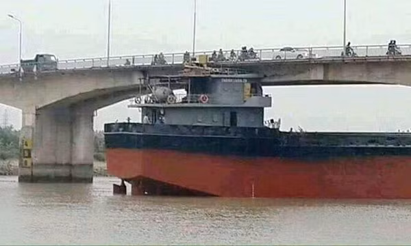 Hiện trường vụ tàu đâm vào cầu An Thái. Ảnh: Báo Giao thông