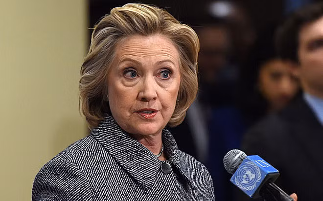 <b>Hillary Clinton</b><br><br>Cựu ngoại trưởng, cựu đệ nhất phu nhân Mỹ Hillary Clinton được Wealth-X cho là sở hữu giá trị tài sản ròng 18 triệu USD. <br><br>Riêng trong năm 2014, nhà Clinton kiếm được 28 triệu USD. Từ năm 2014-2015, bà Clinton kiếm được khoảng 12 triệu USD từ các buổi diễn thuyết.