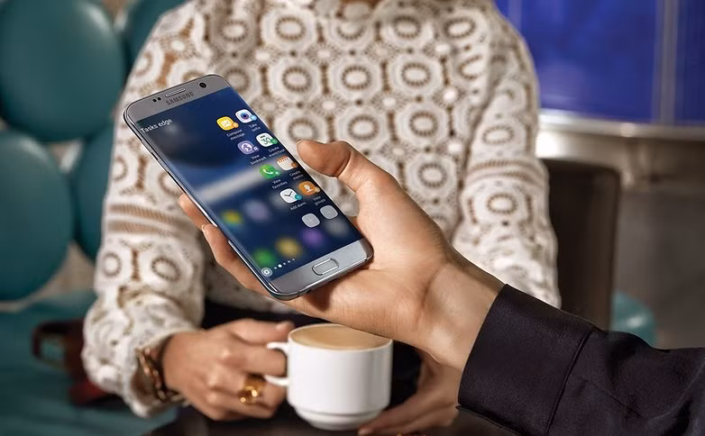 Một số mẫu điện thoại như Galaxy S7 Edge có khả năng chống nước và chống bụi khá tốt Một số mẫu điện thoại như Galaxy S7 Edge có khả năng chống nước và chống bụi khá tốt