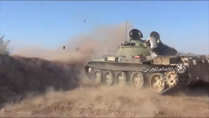 Xe tăng quân đội Syria tiến công trên chiến trường Hama, ảnh minh họa Masdar News