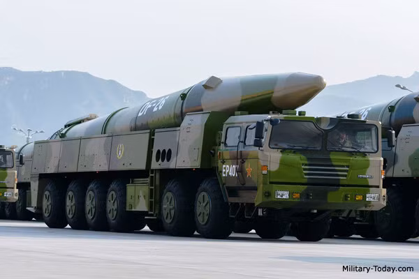 Hệ thống tên lửa đạn đạo Đông Phong 26 (DF-26) của Trung Quốc. Ảnh minh họa Rusian Gazeta