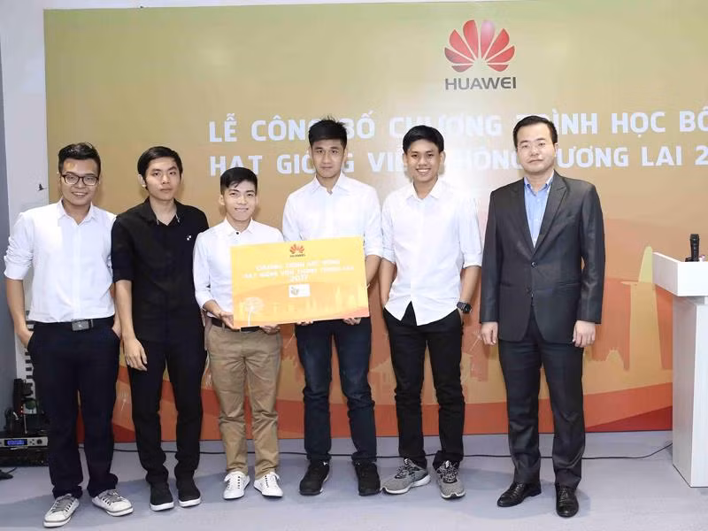 Các sinh viên ưu tú nhận học bổng "Hạt giống Viễn thông tương lai 2017" tại TP.HCM. Ảnh: Duy Vũ.