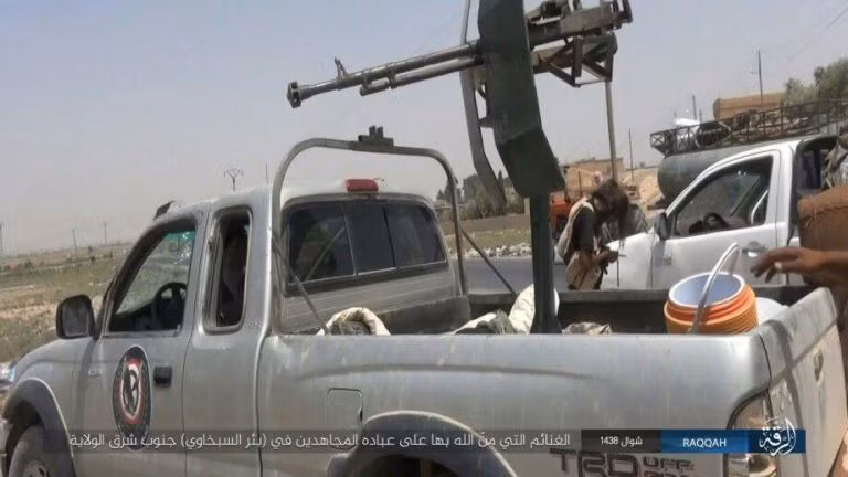 Quân đội Syria giao chiến ác liệt với IS trên sa mạc Homs (chùm video) ảnh 3