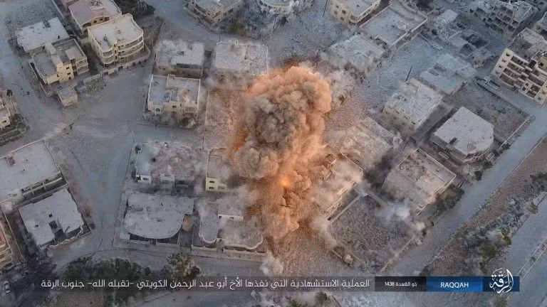 IS điên cuồng tử thủ Raqqa bằng xe bom tự sát ảnh 3