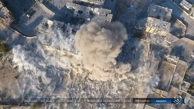 IS tung 4 xe bom tự sát tấn công liên tiếp người Kurd tại Raqqa ảnh 7