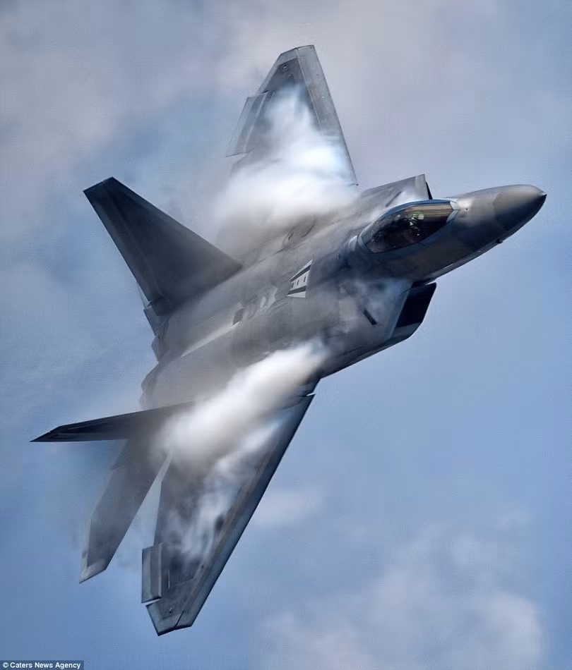 Mãn nhãn F-22 khoe kỹ năng bay siêu cấp ảnh 6