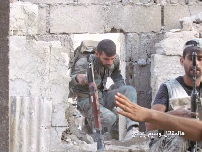 Binh sĩ quân đội Syria trên chiến trường thị trấn Ayn Tarma - Ảnh Masdar News