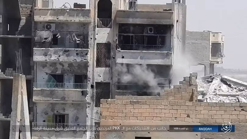 IS tung 7 xe bom tự sát đánh chặn người Kurd tại tử địa Raqqa (video) ảnh 3