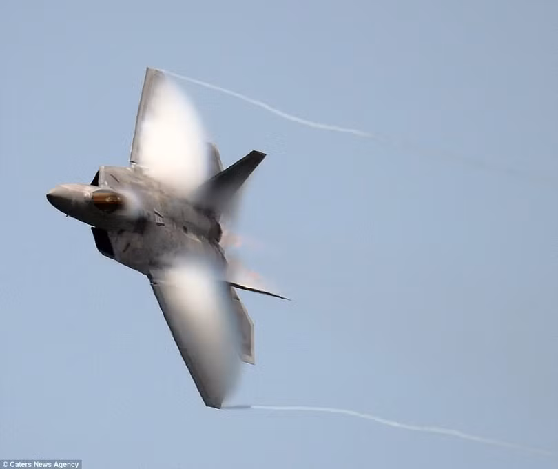 Mãn nhãn F-22 khoe kỹ năng bay siêu cấp ảnh 7