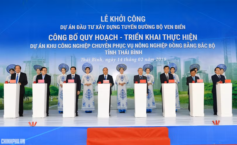 Thủ tướng Nguyễn Xuân Phúc tại buổi lễ khởi công dự án Tuyến đường bộ ven biển tỉnh Thái Bình và công bố quy hoạch, triển khai thực hiện dự án Khu công nghiệp chuyên phục vụ nông nghiệp Đồng bằng Bắc Bộ (Ảnh: VGP)