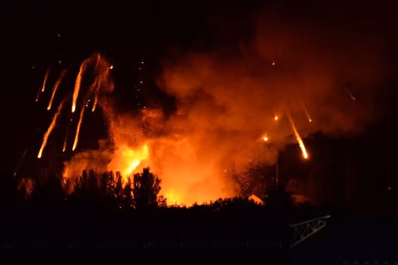 Vụ hỏa hoạn khủng khiếp tại kho vũ khí Ichnya của quân đội Ukraine ở Chernigov. Ảnh minh họa: Russia Gazeta.