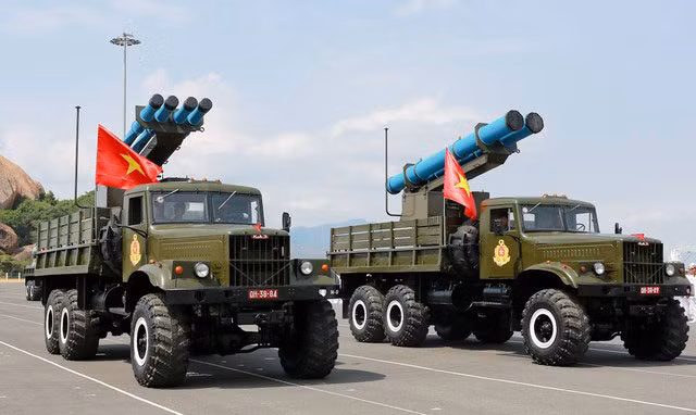 Bệ phóng rocket ACCULAR (bên trái) và EXTRA (bên phải) trong một cuộc duyệt binh