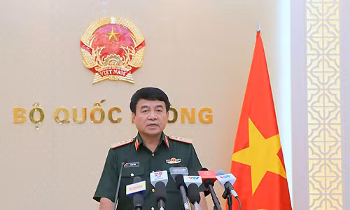 Thượng tướng Võ Văn Tuấn trong cuộc tiếp xúc báo chí chiều 24/6. Ảnh:Xuân Tuyến. Thượng tướng Võ Văn Tuấn trong cuộc tiếp xúc báo chí chiều 24/6. Ảnh:Xuân Tuyến.