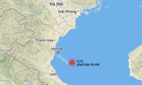 Vị trí phát hiện thi thể quấn vải dù cách Hòn Mê (Thanh Hóa) khoảng 33 hải lý. Vị trí phát hiện thi thể quấn vải dù cách Hòn Mê (Thanh Hóa) khoảng 33 hải lý.