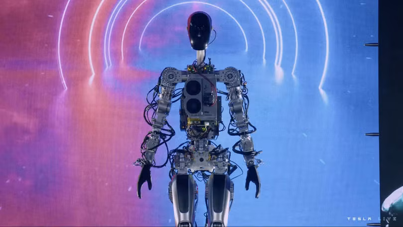 Robot hình người, được gọi là Tesla Bot hoặc Optimus của Tesla. Ảnh CNBC