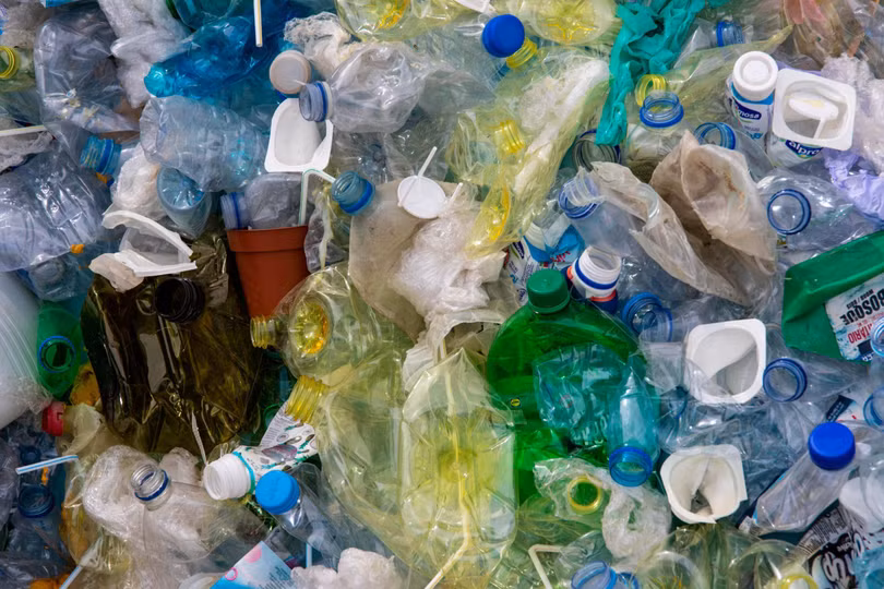 Rác thải nhựa polyethylene (PE). Ảnh minh họa Indian Express.