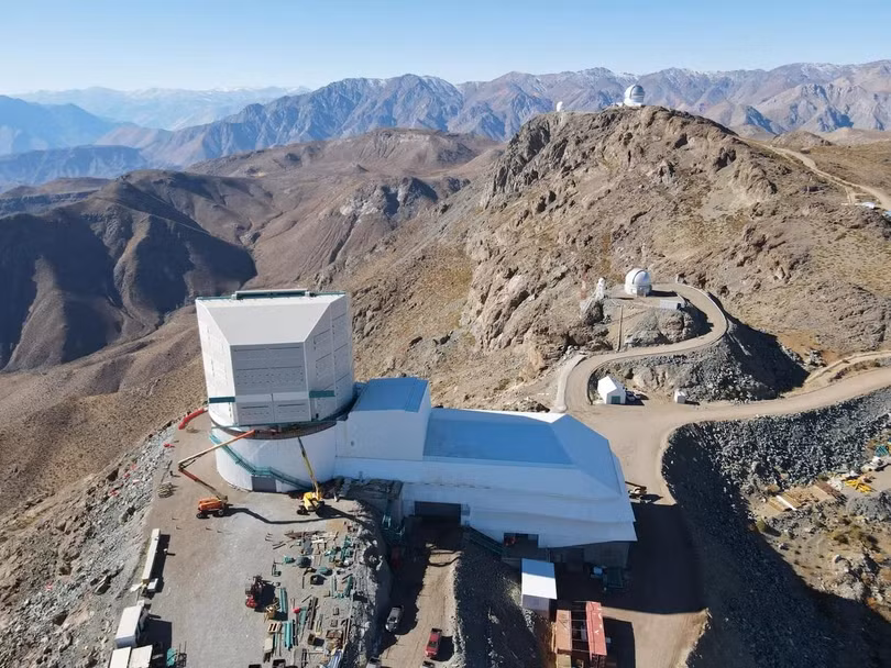 Đài quan sát thiên văn Vera C. Rubin đang được xây dựng trên Cerro Pachón ở Chile. Ảnh CNET.