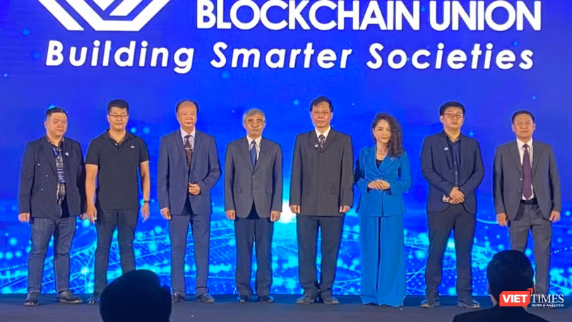 Cam kết đồng hành vì sự phát triển của Blockchain Việt Nam. Ảnh: Văn Lâm Cam kết đồng hành vì sự phát triển của Blockchain Việt Nam. Ảnh: Văn Lâm