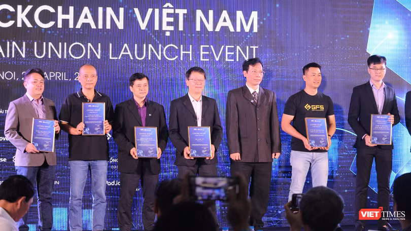 Ông Đặng Minh Tuấn - Chủ tịch Liên minh Blockchain Việt Nam trao giấy chứng nhận cho các đối tác. Ảnh: Văn Lâm Ông Đặng Minh Tuấn - Chủ tịch Liên minh Blockchain Việt Nam trao giấy chứng nhận cho các đối tác. Ảnh: Văn Lâm